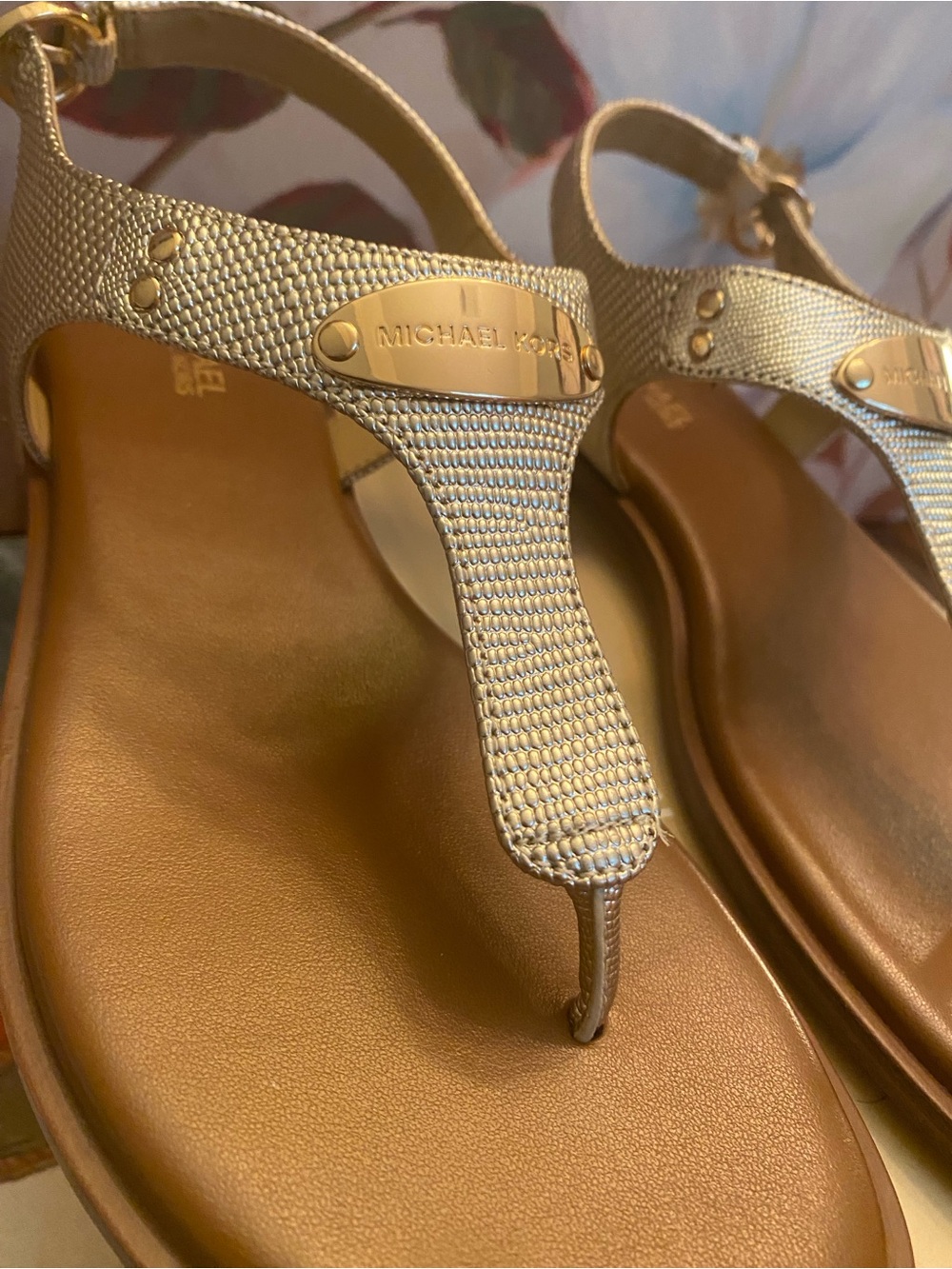 Michael Kors Gold T-Strap Leather “Jilly Flat” Sandals, Sz. 6m, New in Box - Picture 4 of 11